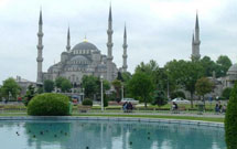 معمار یک مسجد تازه تأسیس در استانبول، زنی بی‌حجاب است