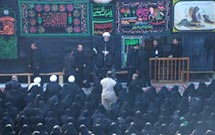 دیدار تولیت حرم امام حسین(ع) با زنان شرکت‌کننده در مراسم نمادین دفن سيدالشهداء