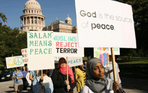 مسلمانان آستین تروریسم را محکوم کردند