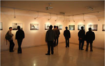 نمایشگاه عکس «شبیه آن روز» در حال برگزاری است