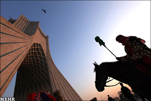 اجرای تعزیه امام حسین (ع) در میدان آزادی