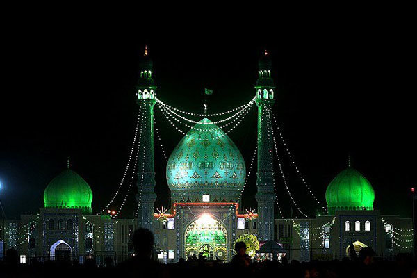آسمان مسجد جمکران نورافشانی می‌شود