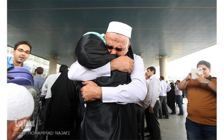 حجاج در میان اشک و اندوه عظیم مردم ایران وارد کشور شدند