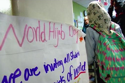 معلمان و دانش آموزان یک مدرسه، حجاب را امتحان کردند