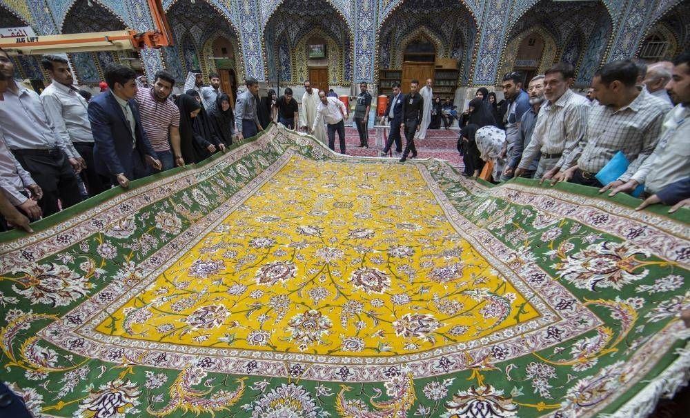 فرش نفیس ۲۸ متری، هدیه یک ایرانی به حرم حضرت عباس (ع)