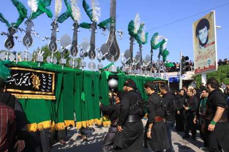 تنها زنی که تزیینات علامت محرم انجام می‌دهد