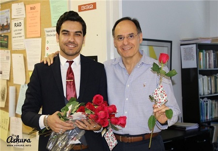 اهدای گل به اساتید آمریکایی در قالب کمپین «بگو یا حسین»